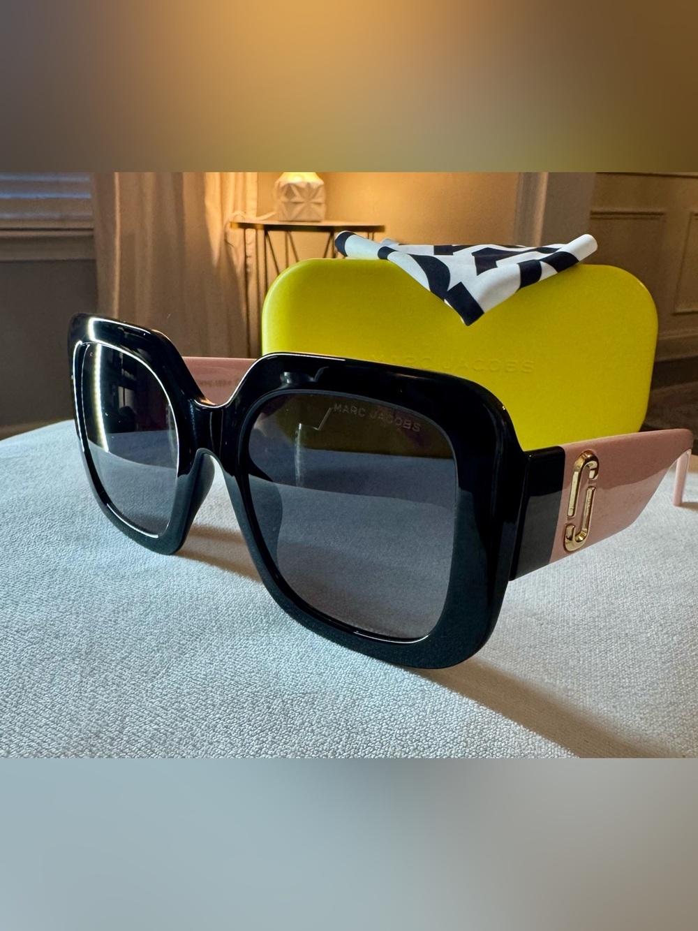 Marc Jacobs 647/S/US Black/Pink Frame w Gradient Lenses Signature Gold Logo